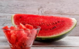 吃瓜娱乐的背景图片怎么弄,图片解析