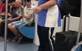 娱乐吃瓜酱地铁偶遇,明星们接地气的日常瞬间