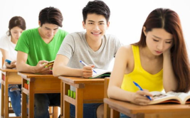 娱乐吃瓜酱大学生上课,揭秘大学生课堂上的“吃瓜”瞬间